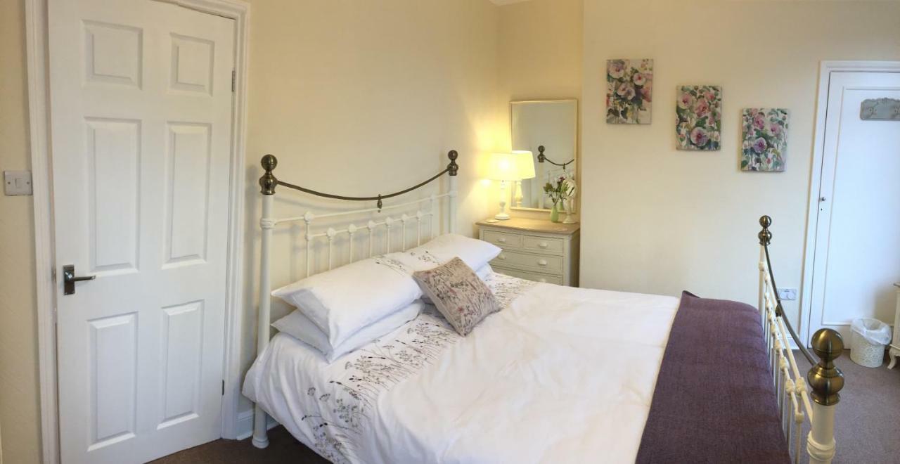 Browns Holiday Cottage Filey Esterno foto